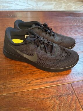 Nike women’s Black Athletic Running Shoes with Subtle Gray Swoosh
